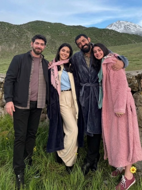 Sevdigim-sensin-2.-Sezon-basliyor-barisbaktas-emrahaytemurr-_helinkandemir-sevdigimsensintv.jpg